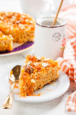 fındık, bal ve kuru kayısı ile havuç kek