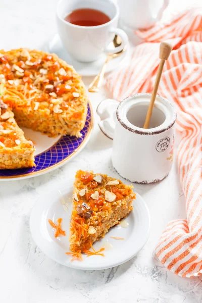 Morotskaka med nötter, honung och torkade aprikoser — Stockfoto