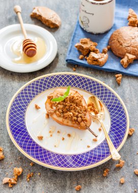 süzme peynir ve badem bisküvi ile pişmiş armut