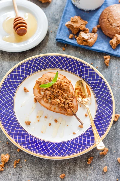 Bakade päron med keso och mandel kex — Stockfoto