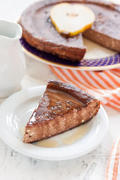 Bolo de chocolate com peras e queijo — Fotografia de Stock