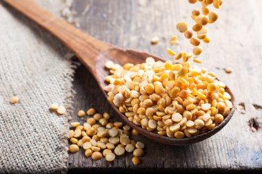 Bir tahta kaşık dökülmesini kurutulmuş sarı bezelye