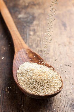 Quinoa bir tahta kaşık