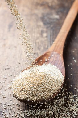 Quinoa bir tahta kaşık
