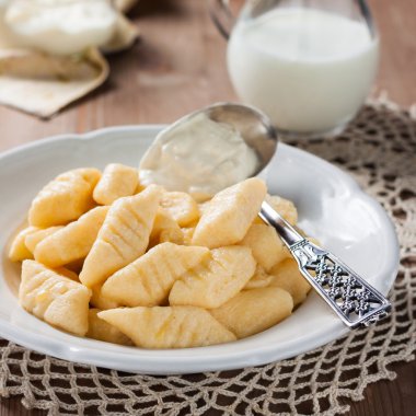 tembel pierogi. ekşi krema ile süzme peynir köfte. Peynirli gnocchi
