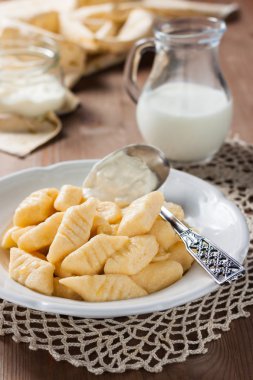 tembel pierogi. ekşi krema ile süzme peynir köfte. Peynirli gnocchi