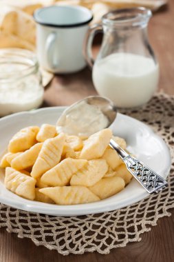 tembel pierogi. ekşi krema ile süzme peynir köfte. Peynirli gnocchi