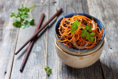 Baharatlı salata Asya tarzı