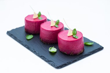 Pancar mousse ile ringa balığı