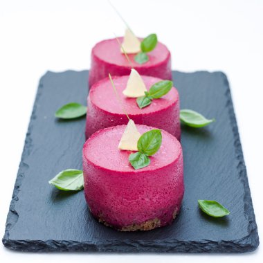 Pancar mousse ile ringa balığı