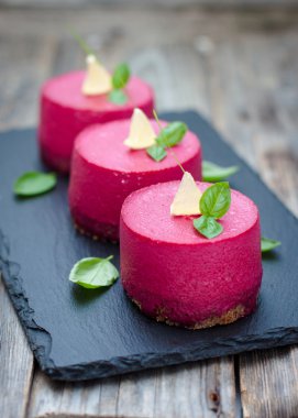 Pancar mousse ile ringa balığı