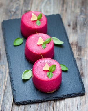 Pancar mousse ile ringa balığı