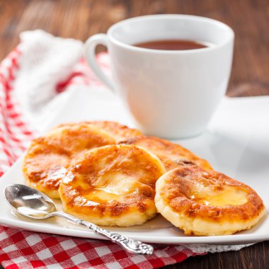 Bir tabak ve bardak çay börek