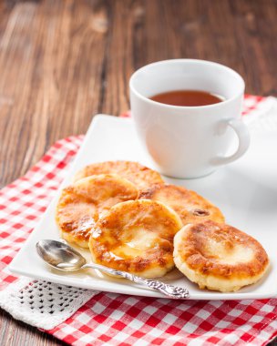 Bir tabak ve bardak çay börek