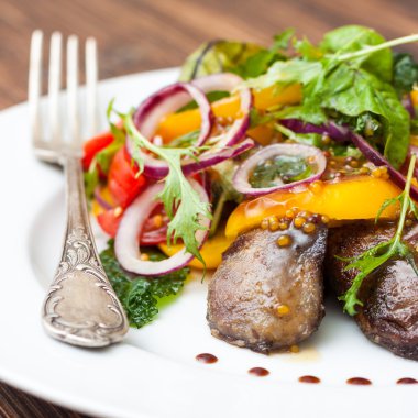 Sıcak salata tavuk karaciğer ile