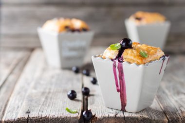 Siyah frenk üzümü ile vanilyalı sütlaç