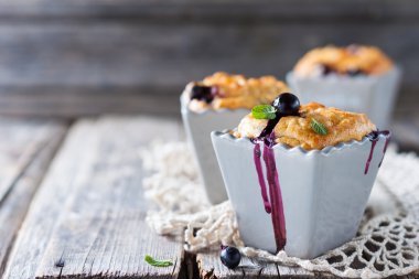 Siyah frenk üzümü ile vanilyalı sütlaç