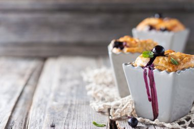 Siyah frenk üzümü ile vanilyalı sütlaç