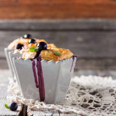 Siyah frenk üzümü ile vanilyalı sütlaç