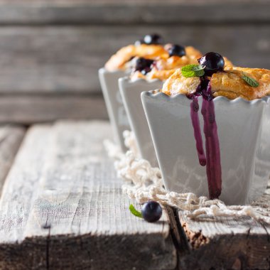 Siyah frenk üzümü ile vanilyalı sütlaç