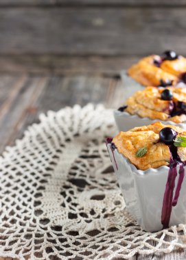 Siyah frenk üzümü ile vanilyalı sütlaç