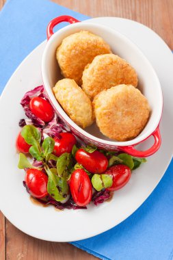 Pirinç köftesi marul ve domates ile