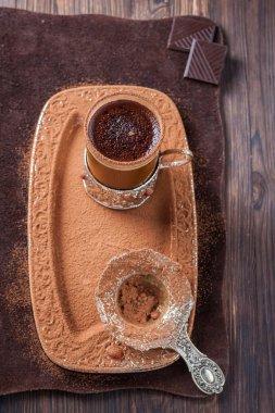 Kahve çikolata bir cam bardak ile