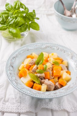 Kızarmış et, kabak ve patates