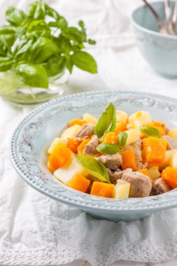 Kızarmış et, kabak ve patates