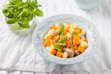 Kızarmış et, kabak ve patates