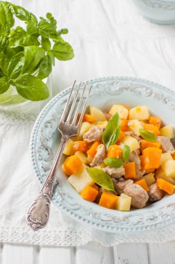 Kızarmış et, kabak ve patates