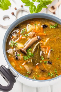 Havuç, darı ve patates mantar çorbası