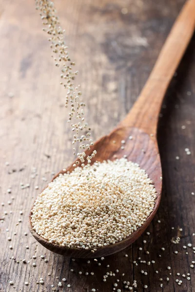 Quinoa em uma colher de madeira — Fotografia de Stock