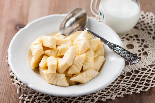 tembel pierogi. ekşi krema ile süzme peynir köfte. Peynirli gnocchi