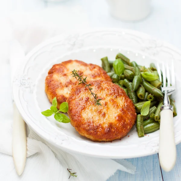 녹색 콩의 반 찬으로 터키 cutlets — 스톡 사진