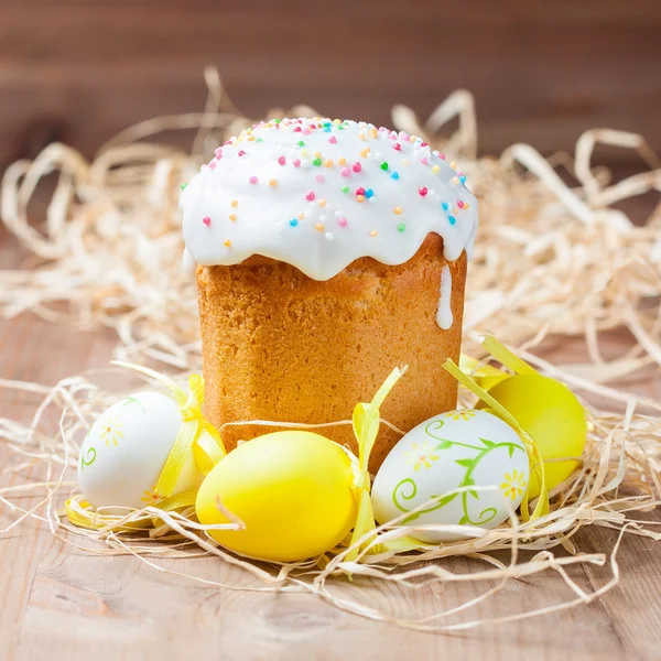 Paskalya kek ve renkli yumurta
