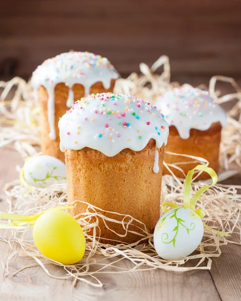 Paskalya kek ve renkli yumurta
