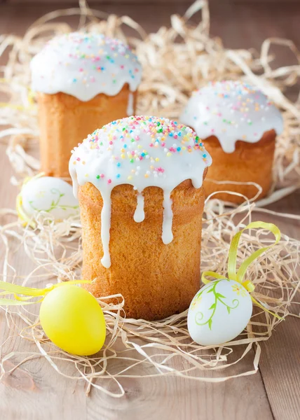 Pasteles de Pascua y huevos de colores —  Fotos de Stock