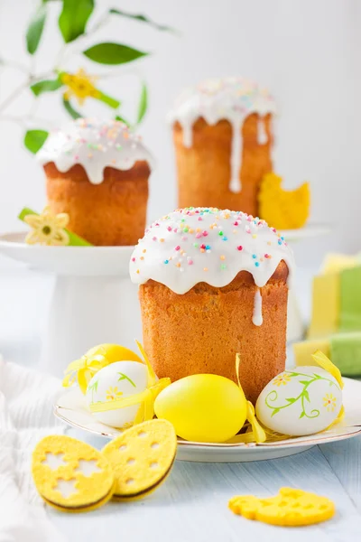 Torte pasquali e uova colorate — Foto Stock