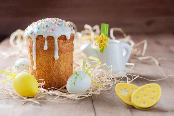 Paskalya kek ve renkli yumurta
