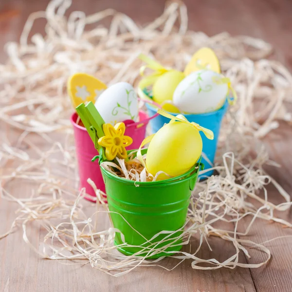 Osterkuchen und gefärbte Eier — Stockfoto