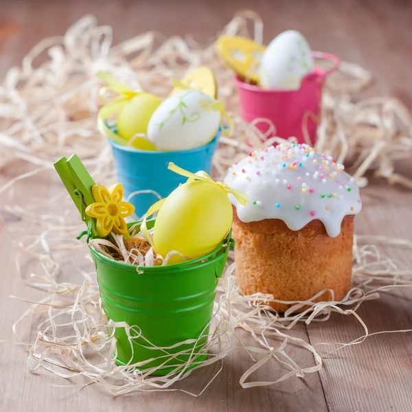 イースター ケーキおよび着色された卵 — ストック写真