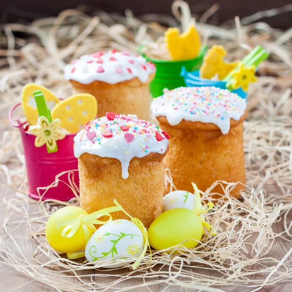 Velikonoční dorty a barevné vejce — Stock fotografie