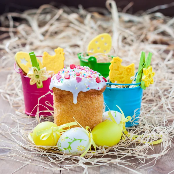 Pastel de Pascua y huevos de colores —  Fotos de Stock