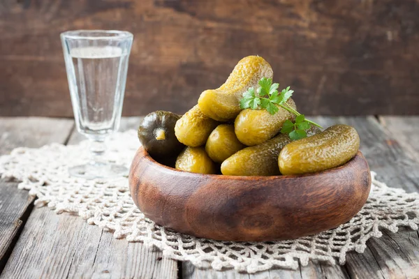 Essiggurken und ein Glas Wodka — Stockfoto