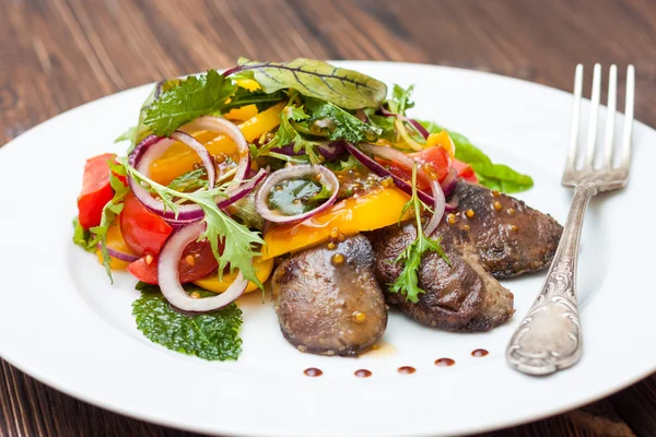 Warmer Salat mit Hühnerleber — Stockfoto