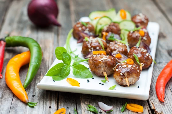 Spiedini giapponesi di maiale con salsa di soia — Foto Stock