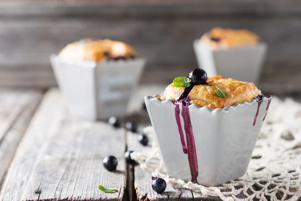 Siyah frenk üzümü ile vanilyalı sütlaç