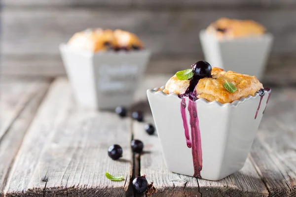 Siyah frenk üzümü ile vanilyalı sütlaç