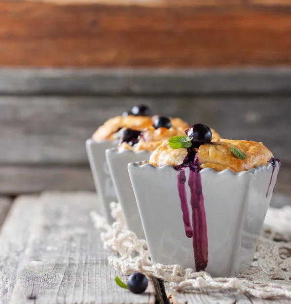 Siyah frenk üzümü ile vanilyalı sütlaç